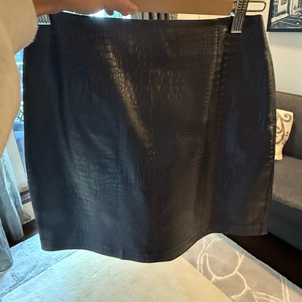 Dynamite Black Crocodile-Embossed faux mini Skirt - Picture 6 of 8